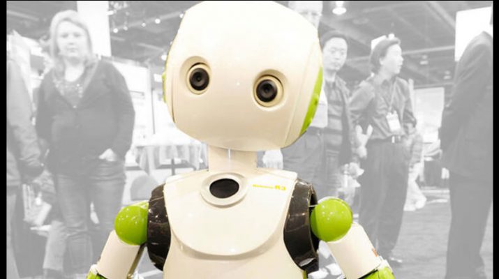 ربات Robovie افراد را به زدن ماسک و رعایت فاصله اجتماعی دعوت می کند