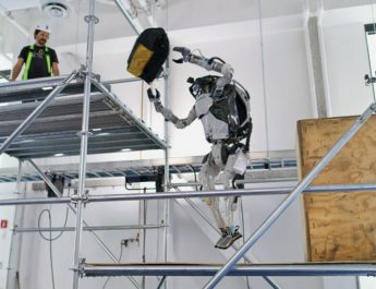 ربات انسان‌نما اطلس بوستون داینامیکس، مهارت خود را در پارکور نشان می‌دهد