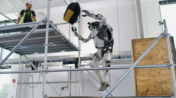 ربات انسان‌نما اطلس بوستون داینامیکس، مهارت خود را در پارکور نشان می‌دهد