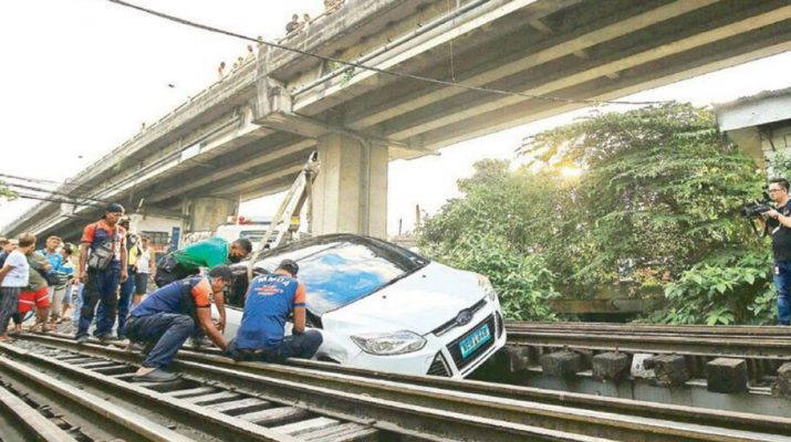 خودرویی در فیلیپین با هدایت اشتباه Waze در ریل‌های راه‌آهن گیر افتاد!