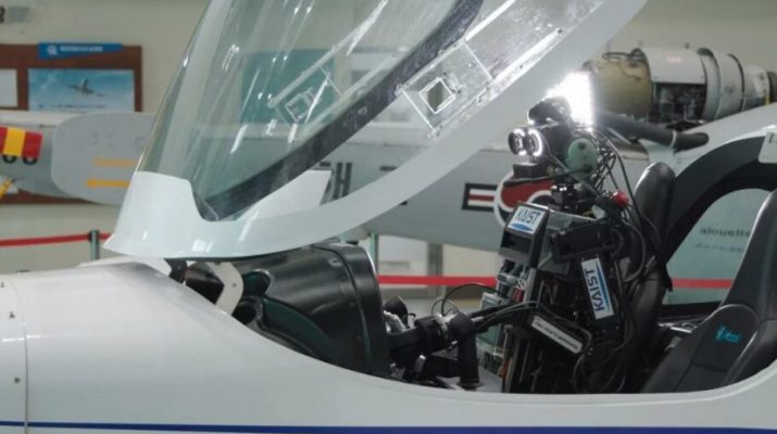 ربات انسان‌نمای Pibot می‌تواند بهتر از خلبانان انسانی هواپیماها را هدایت کند [تماشا کنید]